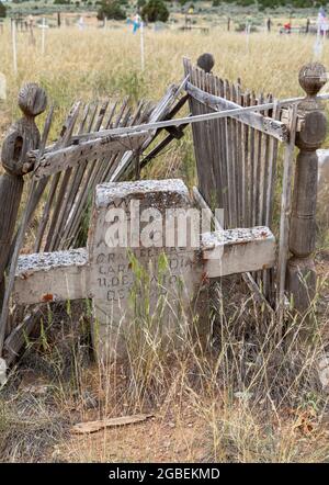 Cerro, Nouveau-Mexique - une vieille pierre à graviers avec inscriptions en espagnol dans un cimetière rural. Banque D'Images