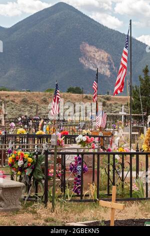 Cerro, Nouveau-Mexique - UN cimetière rural où les tombes sont décorées de fleurs et de drapeaux. Banque D'Images