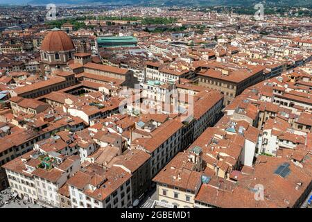 Les toits rouges de Florence, en Italie, un jour d'été. Vue depuis le clocher de la cathédrale de Florence. Banque D'Images