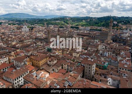 Les toits rouges de Florence, en Italie, un jour d'été. Vue depuis le clocher de la cathédrale de Florence. Banque D'Images