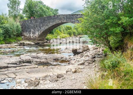 Le pont sur la rivière Orchy au pont d'Orchy, Argyll et Bute, Écosse. Il a été construit en 1751 par le major William Caulfeild, dans le cadre d'un ancien mili Banque D'Images