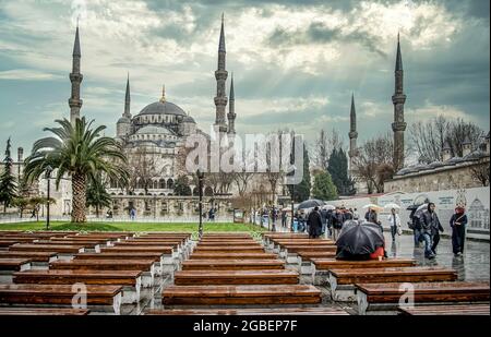 Istanbul, Turquie - 12 janvier 2013 : Mosquée Sultanahmet, également connue sous le nom de minarets de la Mosquée bleue sur la place Sultanahmet sous des nuages dramatiques Banque D'Images