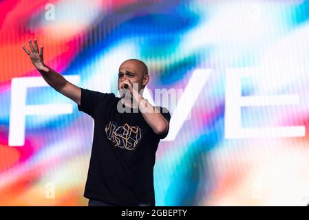 Sean Conlon du groupe Five, stylisé 5ive, se présentant au festival de musique Fantasia à Maldon, Essex, Royaume-Uni. Premier concert après la pandémie de COVID 19 Banque D'Images