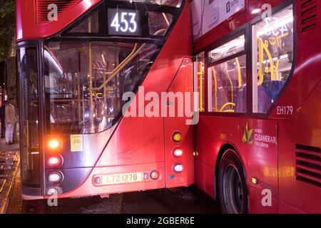 Deux bus londoniens se sont heurté l'un à l'autre sur la vieille route de Kent Londres Angleterre Banque D'Images