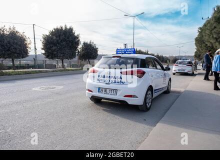 Kemerburgaz, Istanbul, Turquie - 02.18.2021: Véhicules d'essai de conduite en attente des conducteurs en journée d'essai en hiver avec espace copie. Traduction Banque D'Images