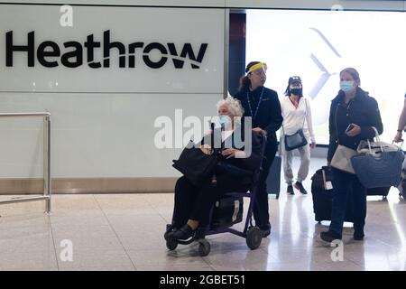 LONDRES, ROYAUME-UNI. 3 août 2021. Les passagers arrivent au terminal 2 de l'aéroport d'Heathrow le dimanche 3 août 2021 à Londres, Royaume-Uni. Depuis hier, les voyageurs entièrement vaccinés des États-Unis et de la majeure partie de l'Europe peuvent entrer en Grande-Bretagne sans avoir à s'isoler. (Credit: Tejas Sandhu | MI News) Credit: MI News & Sport /Alay Live News Banque D'Images