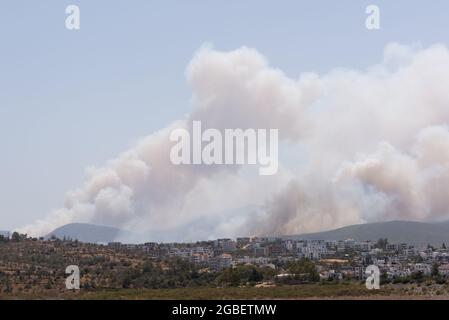 Mugla, Turquie - 1er août 2021. Fumée de l'été 2021 incendies à Mugla Bodrum Mazi village Turquie. Banque D'Images