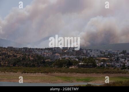 Mugla, Turquie - 1er août 2021. Fumée de l'été 2021 incendies à Mugla Bodrum Mazi village Turquie. Banque D'Images