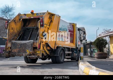 Eminonu, Istanbul, Turquie - 02.18.2021: Camion de ordures de la municipalité jaune garé dans le dépôt de bus d'Eminonu avec un espace de copie Banque D'Images