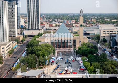 Edmonton (Alberta) - le 30 juillet 2021 : préperations pour le festival gastronomique Taste of Edmonton, à l'extérieur de l'hôtel de ville, sur la place Winston Churchill. Banque D'Images