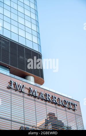 Edmonton (Alberta) - 30 juillet 2021 : panneau pour le nouvel hôtel JW Marriott du quartier des glaces d'edmonton. Banque D'Images