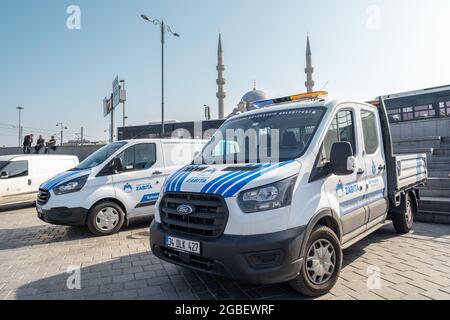 Eminonu, Istanbul, Turquie - 02.27.2021: Police municipale d'Istanbul (Zabita) véhicules et voitures garés sur la place Eminonu devant Yeni Cami (Nouvelle Mosqu Banque D'Images