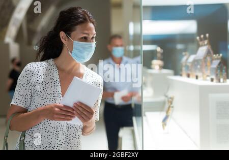Homme et femme dans la salle de musée Banque D'Images