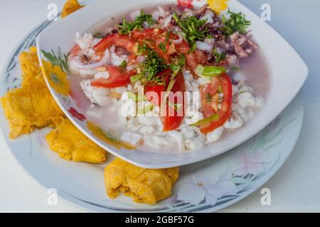 Le ceviche mixto (accompagné de légumes et de patacons) est un repas populaire en Équateur Banque D'Images