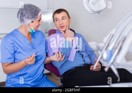 médecin professionnel parlant avec le patient Banque D'Images