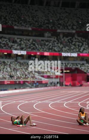 3 août 2021; Stade Olympique, Tokyo, Japon: Tokyo 2020 Jeux Olympiques d'été jour 11; Womens 200m final; THOMPSON-HERAH Elaine de Jamaïque se pose sur la piste regardant le grand écran après avoir gagné l'or Banque D'Images