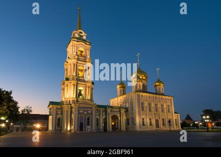 L'ancienne cathédrale de l'Assomption au crépuscule de juillet. Tula Kremlin, Russie Banque D'Images