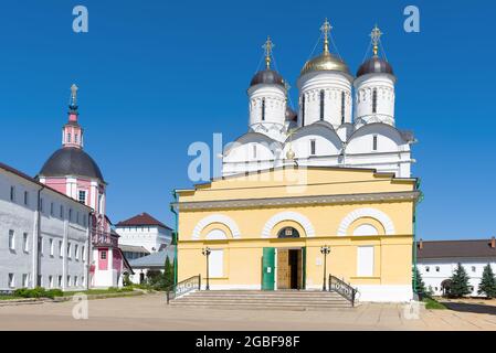 L'ancienne cathédrale de la Nativité de la Sainte Vierge Marie dans le monastère de Pafnutiev Borovsky le jour de juillet. Région de Kaluga, Russie Banque D'Images