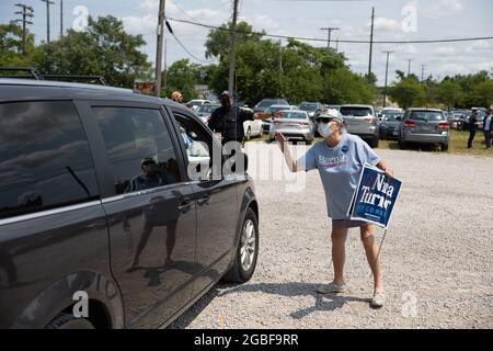 Cleveland, États-Unis. 31 juillet 2021. Les gens assistent à un rassemblement Get Out the vote au Agora Theatre de Cleveland, Ohio, le 31 juillet 2021. Turner se présente sur une plate-forme de création de nouvelles opportunités d'emploi, de défense des droits du travail, d'augmentation du salaire minimum et de Medicare for All.mardi, les électeurs de l'Ohio détermineront le vainqueur de la 11e course du Congressional District. (Photo de Matt Shiffler/Sipa USA) crédit: SIPA USA/Alay Live News Banque D'Images