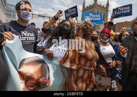 Cleveland, États-Unis. 31 juillet 2021. Les gens assistent à un rassemblement Get Out the vote au Agora Theatre de Cleveland, Ohio, le 31 juillet 2021. Turner se présente sur une plate-forme de création de nouvelles opportunités d'emploi, de défense des droits du travail, d'augmentation du salaire minimum et de Medicare for All.mardi, les électeurs de l'Ohio détermineront le vainqueur de la 11e course du Congressional District. (Photo de Matt Shiffler/Sipa USA) crédit: SIPA USA/Alay Live News Banque D'Images