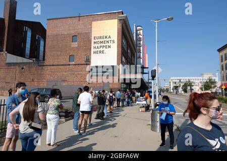 Cleveland, États-Unis. 31 juillet 2021. Les gens assistent à un rassemblement Get Out the vote au Agora Theatre de Cleveland, Ohio, le 31 juillet 2021. Turner se présente sur une plate-forme de création de nouvelles opportunités d'emploi, de défense des droits du travail, d'augmentation du salaire minimum et de Medicare for All.mardi, les électeurs de l'Ohio détermineront le vainqueur de la 11e course du Congressional District. (Photo de Matt Shiffler/Sipa USA) crédit: SIPA USA/Alay Live News Banque D'Images