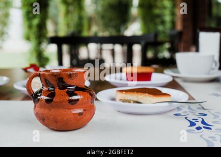 Café de olla servi dans un jarrito ou une tasse d'argile, café mexicain traditionnel au Mexique Banque D'Images