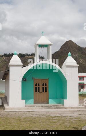 Petite église dans le village d'Itualo dans le canyon de la rivière Toachi près du cratère de Quilotoa, en Équateur. Banque D'Images