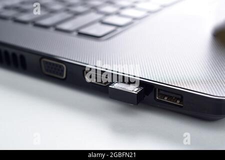 ports pour ordinateur portable , connexion bluetooth isolée sur fond blanc Banque D'Images