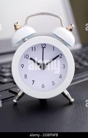 horloge sur ordinateur portable concept pour le compte à rebours jusqu'à l'échéance Banque D'Images