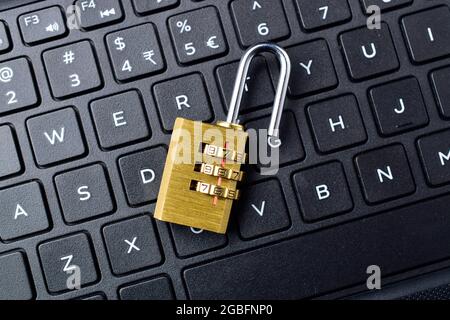 Déverrouillez le cadenas sur le clavier. Attaque de hacker, concept de fuite d'informations, violation de données, concept de fuite de mot de passe Banque D'Images