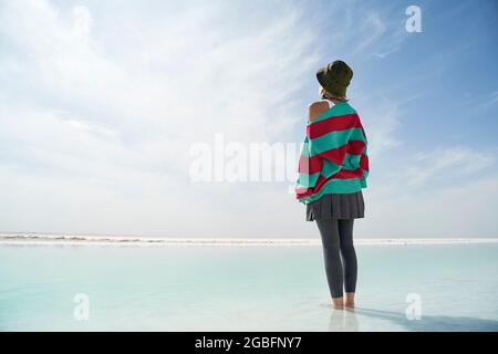 vue arrière d'une femme asiatique touriste debout au milieu d'un lac salé peu profond regardant la vue Banque D'Images