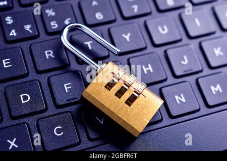 Cadenas déverrouillé sur clavier d'ordinateur , Cyber sécurité concept. La vie privée, violation de données concept Banque D'Images