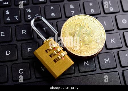 Bitcoin concept piraté, Bitcoin avec cadenas ouvert sur le clavier Banque D'Images