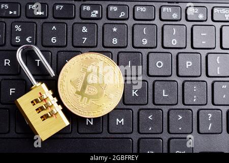 La monnaie numérique, bitcoin avec verrouillage sur clavier, cryptocurrency hacking concept. Banque D'Images