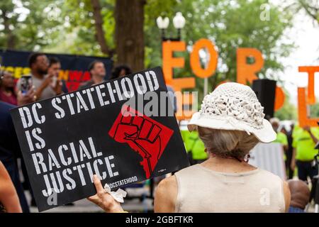 Washington, DC, Etats-Unis, 3 août 2021. En photo : un manifestant tient un panneau défendant la reconnaissance d'un Etat de DC comme une affaire de justice raciale au Recess CAN attendre une manifestation au Capitole des États-Unis. Le District serait le seul État noir pluriel du pays. 150 sénateurs d'État et représentants de 30 États ont assisté au rassemblement pour montrer leur soutien, y compris les démocrates texans qui ont brisé le quorum pour empêcher l'adoption de restrictions électorales dans leur État. Crédit : Allison Bailey / Alamy Live News Banque D'Images