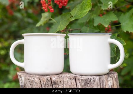 Deux mugs maquette de nature bokeh vert. Banque D'Images