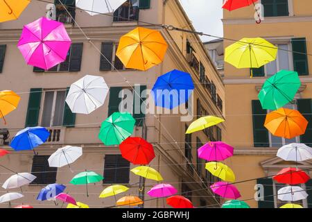 Parasols flottants aux couleurs vives, Gênes, Ligurie, Italie Banque D'Images