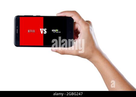 Mumbai , Indien- décembre 1 2018: Montrant Netflix contre l'icône Amazon Prime sur smartphone isolé sur fond blanc avec Clipping Path Banque D'Images