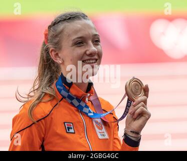 4 août 2021; Stade Olympique, Tokyo, Japon: Tokyo 2020 Jeux Olympiques d'été jour 12; Femke bol avec sa médaille de bronze du 400m haies Banque D'Images