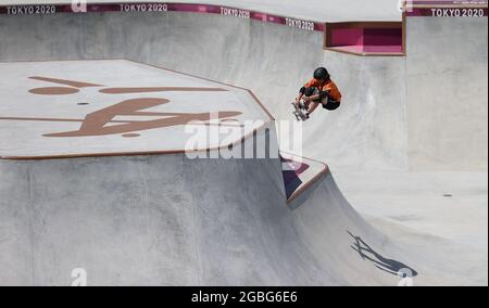 Tokyo, Japon. 4 août 2021. Okamoto Misugu, du Japon, participe à la finale du skateboard dans le parc des femmes aux Jeux Olympiques de Tokyo en 2020 à Tokyo, au Japon, le 4 août 2021. Crédit : CAO CAN/Xinhua/Alay Live News Banque D'Images
