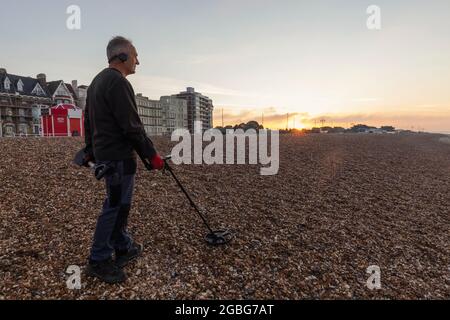 Angleterre, Hampshire, Portsmouth, Southsea, Man Metal Detecting on Beach Banque D'Images