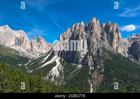 Vue sur le groupe de Catinaccio et les tours du Vajolet, Trentin, Italie Banque D'Images