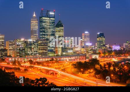 Vue en soirée sur les gratte-ciels de la ville de Perth et Mitchell Freeway depuis Kings Park. Perth est une ville moderne et dynamique et est la capitale de l'Australie occidentale. Banque D'Images