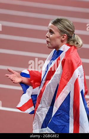 Tokyo, Japon. 03ème août 2021. Athlétisme. Stade olympique. 10-1 Kasumigaokamachi. Shinjuku-ku. Tokyo. Keely Hodgkinson (GBR) s'est enveloppée dans le drapeau de l'Union après qu'elle a remporté une médaille D'ARGENT dans la finale de 800m pour femmes. Crédit Garry Bowden/Sport en images/Alamy Live News crédit: Sport en images/Alamy Live News Banque D'Images