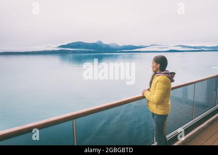 Croisière en Alaska touristique regardant les montagnes paysage depuis le balcon pont de navire. Intérieur passage Glacier Bay pittoresque vacances Voyage femme Banque D'Images