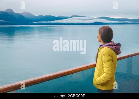 Croisière en Alaska touristique regardant les montagnes paysage depuis le balcon pont de navire. Intérieur passage Glacier Bay pittoresque vacances Voyage femme Banque D'Images