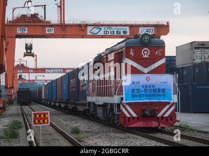 Pékin, province chinoise de Hubei. 9 mai 2020. Un train de marchandises Chine-Europe transportant des fournitures anti-épidémiques part de Wuhan, dans la province de Hubei en Chine centrale, pour Belgrade, Serbie, le 9 mai 2020. POUR ALLER AVEC LES TITRES DE XINHUA D'AOÛT. 4, 2021 crédit: Xiao Yijiu/Xinhua/Alamy Live News Banque D'Images