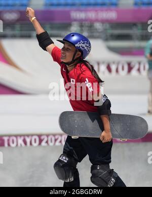 Tokyo, Japon. 4 août 2021. Yosozumi Sakura, du Japon, célèbre après la finale du skateboard dans le parc des femmes aux Jeux Olympiques de Tokyo en 2020 à Tokyo, au Japon, le 4 août 2021. Credit: Li GA/Xinhua/Alay Live News Banque D'Images