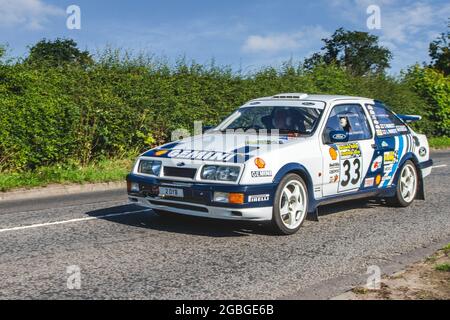 1984 80s voiture de rallye blanche Ford Sierra Gemini en route vers Capesthorne Hall Classic July car show, Cheshire, Royaume-Uni Banque D'Images