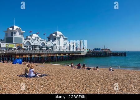 Angleterre, Hampshire, Portsmouth, Southsea, Southsea Beach et Pier Banque D'Images